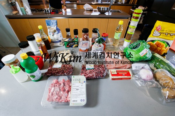 김치를 곁들인 치킨 양배추 쌈 레시피 식재료 1.