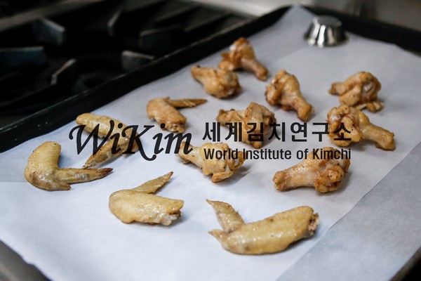 파인애플 김치 BBQ 소스와 치킨 윙 레시피 조리순서 8-0