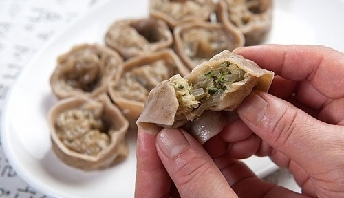 메밀만두 쌉싸름한 맛이 일품이며 소화가 잘된다