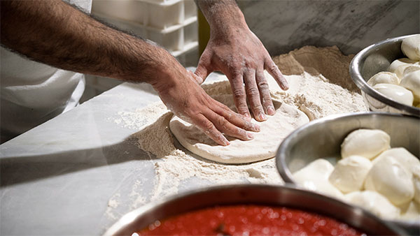 나폴리 피자 도우를 요리하는 모습