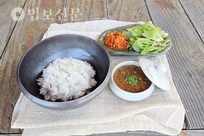 몸을 식혀주는 강된장보리밥