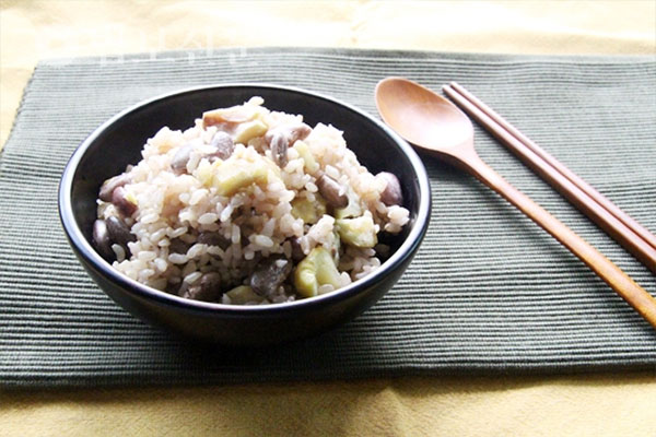 밤과 햇콩을 넣은 잡곡밥 래시피 완성된 사진